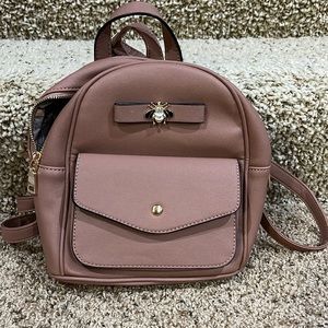 Small bee 🐝 backpack.